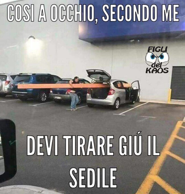 Così a occhio secondo me devi tirar giù il sedile