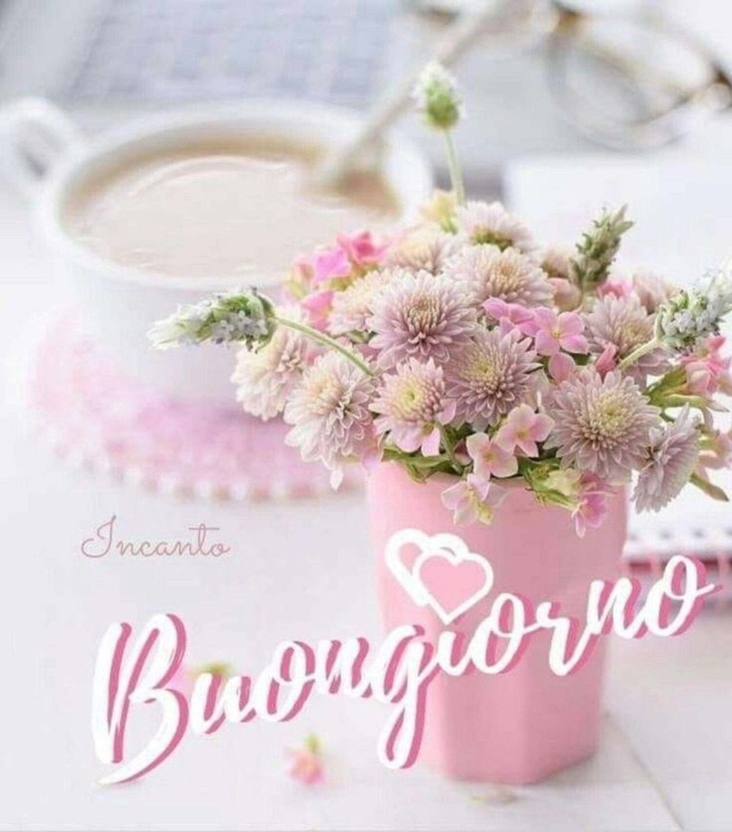 Buongiorno con un vaso di fiori